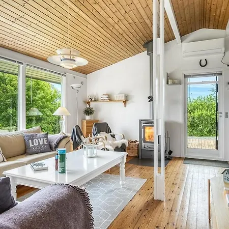 Charming Little Roslev