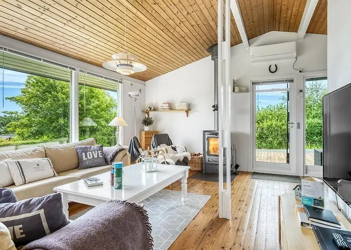 Charming Little Roslev